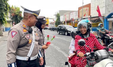 Sambut-Hari-Jadi-ke---76-Polwan-Polres-Lumajang-Gelar-Aksi-Simpatik-Sosialisasikan-Kamseltibcarlantas